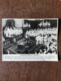 Grup de oameni politici ai vremii. Discurs politic al regelui Carol al II-lea in Parlamentul Romaniei (fotografie de presa)