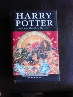Harry Potter and the Deatbly Hallows - J.K. Rowling  (carte in limba engleza)