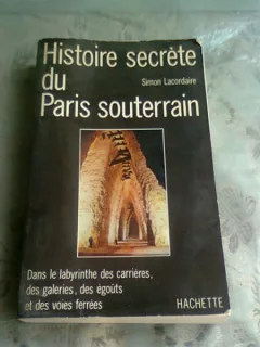 HISTOIRE SECRETE DU PARIS SOUTERRAIN - SIMON LACORDAIRE  (CARTE IN LIMBA FRANCEZA)