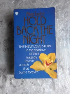 HOLD BACK THE NIGHT - ABRA TAYLOR  (CARTE IN LIMBA ENGLEZA)