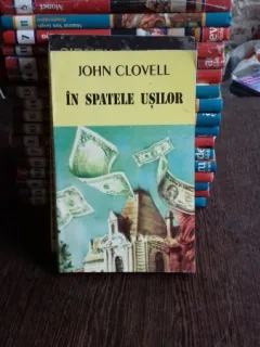 IN SPATELE USILOR - JOHN CLOVELL