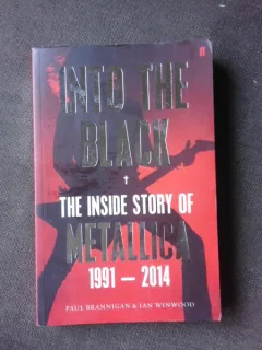 INTO THE BLACK, THE INSIDE STORY OF METALLICA 1991-2014 - PAUL BRANNIGAN  (CARTE IN LIMBA ENGLEZA)