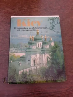 Kiev, ensembles architecturaux et monuments  (text in limba franceza)