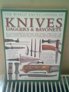 KNIVES  SWORDS SPEARS SI DAGGERS , THROUGH HISTORY IN OVER 1500 PHOTOGRAPHS de HARVEY J. S. WITHERS SI TOBIAS CAPWELL