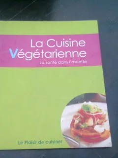 LA CUISINE VEGETARIENNE , BUCATARIA VEGETARIANA , CARTE IN LIMBA FRANCEZA