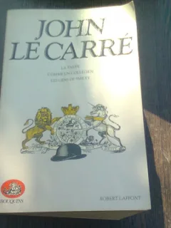 LA TAUTE COMME UN COLLEGIEN LES GENS DE SMILEY - JOHN LE CARRE  (CARTE IN LIMBA FRANCEZA)