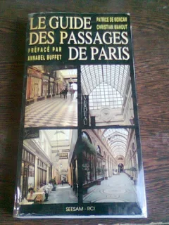 LE GUIDE DES PASSAGES DE PARIS - PATRICE DE MONCAN  (CARTE IN LIMBA FRANCEZA)