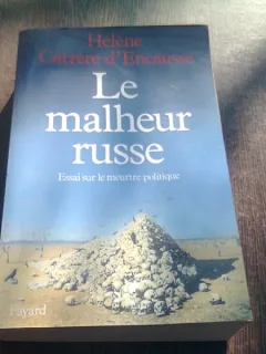 LE MALHEUR RUSSE - HELENE CARRERE D'ENCAUSSE  (CARTE IN LIMBA FRANCEZA)