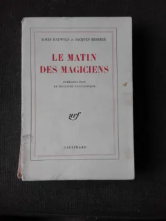 LE MATIN DES MAGICIENS  - LOUIS PAUWELS  (CARTE IN LIMBA FRANCEZA)