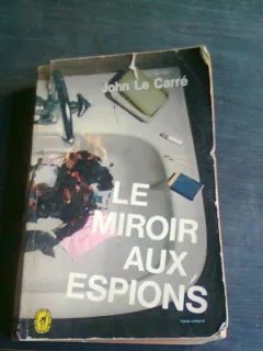 LE MIROIR AUX ESPIONS - JOHN LE CARRE   (CARTE IN LIMBA FRANCEZA)