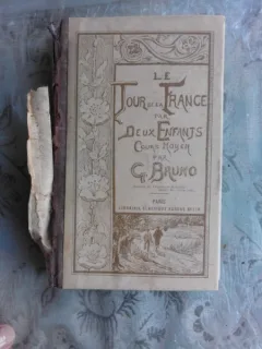 LE TOUR DE LA FRANCE PAR DEUX ENFANTS - G. BRUNO  (CARTE IN LIMBA FRANCEZA)