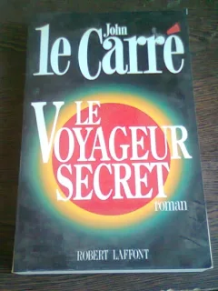 LE VOYAGEUR SECRET - JOHN LE CARRE  (CARTE I LIMBA FRANCEZA)