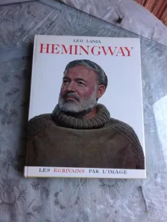 LES ÉCRIVAINS PAR L'IMAGE, HEMINGWAY - LEO LANIA  (CARTE IN LIMBA FRANCEZA)