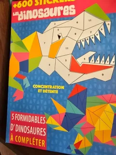 Les Dinosaures + 600 stickers