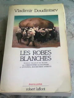 LES ROBES BLANCHES - VLADIMIR DOUDINTSEV  (CARTE IN LIMBA FRANCEZA)