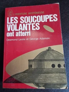 Les soucoupes volantes ont atterri - Desmond Leslie  (carte in limba franceza)