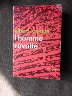 L HOMME REVOLTE - ALBERT CAMUS  (CARTE IN LIMBA FRANCEZA)