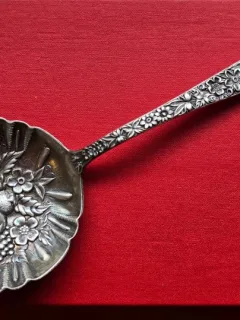 Lingură din argint (sterling silver) cu motive florale și fructe în relief