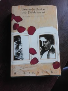 LIVES IN THE SHADOW WITH J. KRISTHNAMURTI - RADHA RAJAGOPAL SLOSS  (CARTE IN LIMBA ENGLEZA)