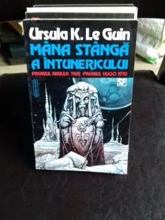 MANA STANGA A INTUNERICULUI - URSULA K. LE GUIN