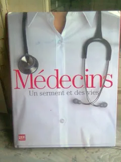 MÉDECINS. UN SERMENT ET DES VIES  (CARTE IN LIMBA FRANCEZA)