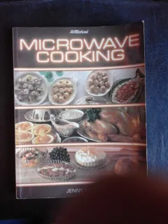 Microwave cooking - Jenny Webb  (text in limba engleza)