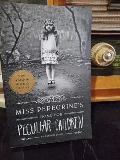 Miss Peregrine - Ransom Riggs  vol.I