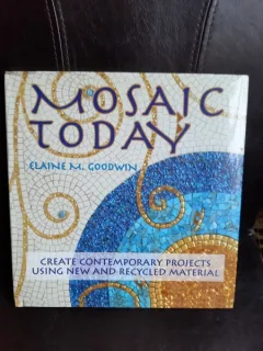 Mosaic today, create contemporary projects using new and recycled material - Elaine M. Goodwin  (text in limba engleza)