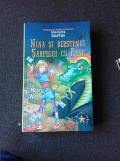 NINA SI BLESTEMUL SARPELUI CU PENE - MOONY WITCHER