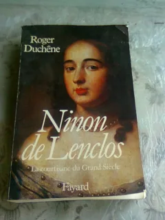 NINON DE LENCLOS, LA COURTISANE DU GRAND SIECLE - ROGER DUCHENE  (CARTE IN LIMBA FRANCEZA)