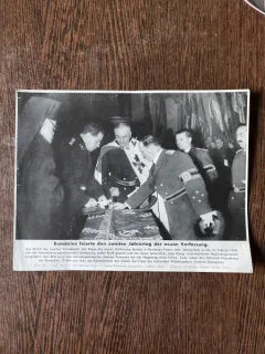 Oameni politici ai vremii din Partidul National Liberal si un cavaler al Ordinului Mihai Viteazul (fotografie de presa)