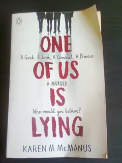 ONE OF US IS LYING - KAREN MCMANUS   (CARTE IN LIMBA ENGLEZA)