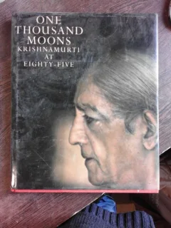 ONE THOUSAND MOONS, KRISHNAMURTI AT EIGHTY-FIVE - ASIT CHANDMAL  (TEXT IN LIMBA ENGLEZA)
