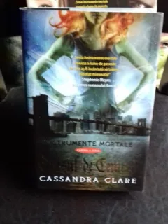 ORASUL DE CENUSA - CASSANDRA CLARE