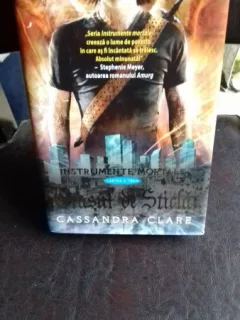 ORASUL DE STICLA - CASSANDRA CLARE