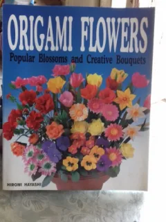 ORIGAMI FLOWERS. POPULAR BLOSSOMS AND CREATIVE BOUQUETS - HIROMI HAYASHI (FLORI ORIGAMI. FLORI POPULARE SI BUCHETE CREATIVE)