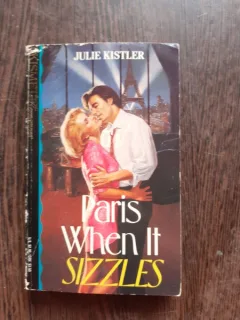 PARIS WHEN IT SIZZLES - JULIE KISTLER  (CARTE IN LIMBA ENGLEZA)