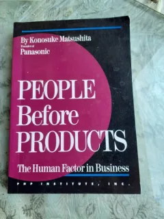 PEOPLE BEFORE PRODUCTS - KONOSUKE MATSUSHITA  (CARTE IN LIMBA ENGLEZA)
