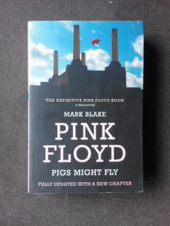 PINK FLOYD, PIGS MIGHT FLY - MARK BLAKE  (CARTE IN LIMBA ENGLEZA)