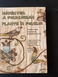PLANTE IN FOLCLOR - SZERKESZTETTE/REDACTAT DE ZSIGMOND GYOZO, EDITIE BILINGVA ROMANA/MAGHIARA  (CU DEDICATIE)