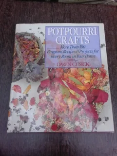 Potpourri Crafts, more than 100fragrant recipes and projects for every room in your room - Dawn Cusick  (text in limba engleza)