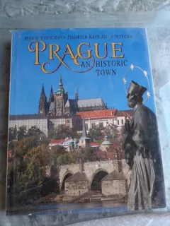 PRAGUE, AN HISTORIC TOWN - MARIE VITOCHOVA  (TEXT IN LIMBA ENGLEZA)