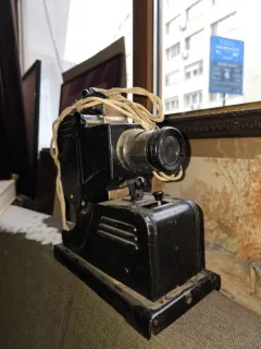 Proiector de film (Filmoscop) in cutia originala, anii 1950