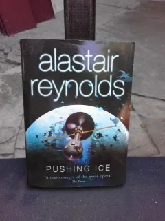PUSHING ICE - ALASTAIR REYNOLDS  (CARTE IN LIMBA ENGLEZA)