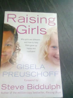 RAISING GIRLS - GISELA PREUSCHOFF  (CARTE IN LIMBA ENGLEZA)