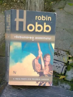 RAZBUNAREA ASASINULUI - ROBIN HOBB