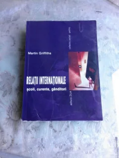 RELATII INTERNATIONALE, SCOLI, CURENTE, GANDITORI - MARTIN GRIFFITHS (PREFATA DE IONEL NICU SAVA, CU DEDICATIA SI CARTEA DE VIZITA A ACESTUIA)