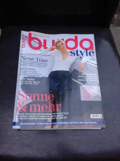 REVISTA BURDA NR.2/2010, TEXT IN LIMBA GERMANA