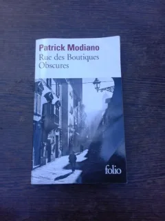 Rue de boutiques obscures - Patrick Mondiano  (carte in limba franceza)
