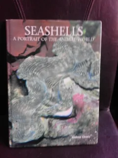 Seashells, a portrait of the animal world - Andrew Cleave  (text in limba engleza)